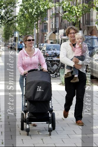 Amsterdam 16 juni 2004
Prinses Annette met Prins Sam en Prins Bernhard jr met Prinses Isabella v Vollenhoven
Met Bugaboo kinderwagen