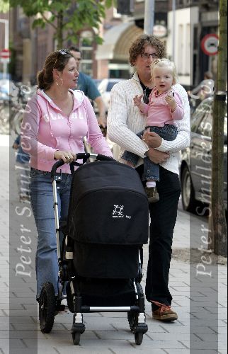 Amsterdam 16 juni 2004
Prinses Annette met Prins Sam en Prins Bernhard jr met Prinses Isabella v Vollenhoven
Met Bugaboo kinderwagen