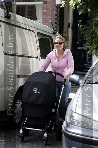 Amsterdam 16 juni 2004
Prinses Annette Sekreve met zoontje Prins Sam v Vollenhoven
Bugaboo wandelwagen