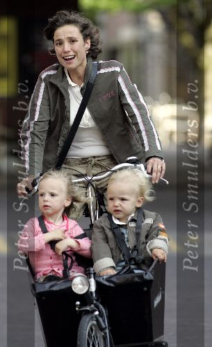 Amsterdam 16 juni 2004
Prinses Marilene met Prinses Anna en Prins Lucas op bakfiets