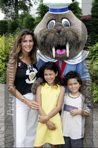 Harderwijk 28 juni 2004
Premiere show in dolfinarium.  
Quinty Trustful met kinderen