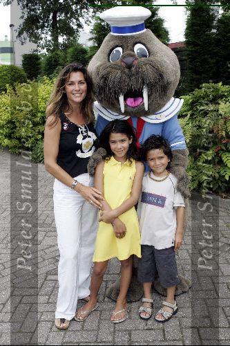 Harderwijk 28 juni 2004
Premiere show in dolfinarium.  
Quinty Trustful met kinderen