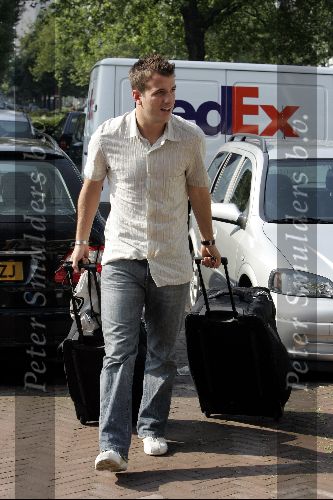 Amsterdam 8 juni 2004
Rafael v d Vaart met vader bij vertrek Nederlands elftal naar Portugal.