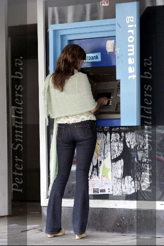 Amsterdam 17 juni 2004
Rebecca Loos na casting bij Kemna bij pin automaat
