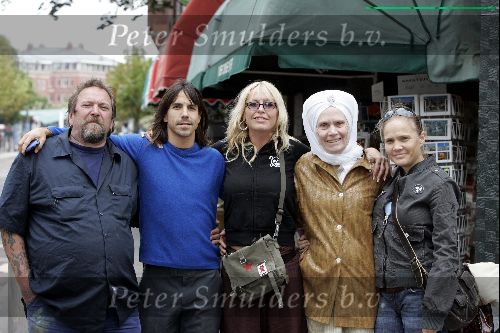 Amsterdam 17 juni 2004
Zanger Red Hot Chili Peppers met Henk Schiffmacher op pc hooftstraat.