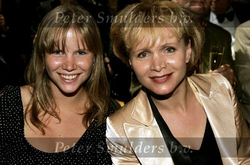 Amsterdam 1 juni 2004
Paul Verhoeven krijgt Bert Haanstra prij in Paradiso.
Renee Soutendijk met dochter