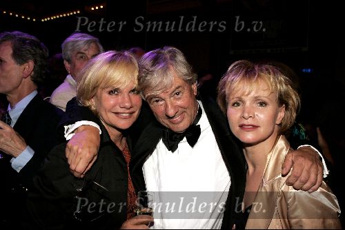 Amsterdam 1 juni 2004
Paul Verhoeven krijgt Bert Haanstra prij in Paradiso.
Paul Verhoeven met Renee Soutendijk en Monique v d Ven