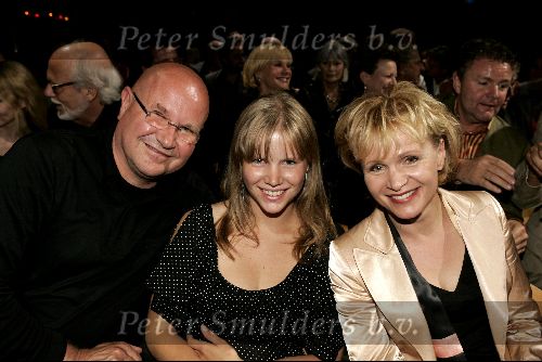 Amsterdam 1 juni 2004
Paul Verhoeven krijgt Bert Haanstra prij in Paradiso.
Renee Soutendijk met dochter en man