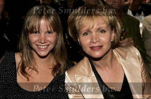 Amsterdam 1 juni 2004
Paul Verhoeven krijgt Bert Haanstra prij in Paradiso.
Renee Soutendijk met dochter