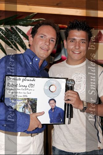 Vinkeveen 11 juni 2004
Presentatie cd Robert Leroy bij de plashoeve.
Robert Leroy met Jan Smit
