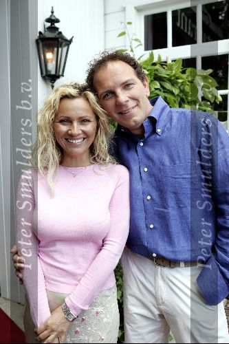 Vinkeveen 11 juni 2004
Presentatie cd Robert Leroy bij de plashoeve.
Robert Leroy met Tatjana