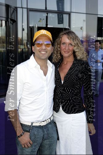 Rotterdam 14 juni 2004
Marco Borsato in de kuip. Rodrigo Otazu met en vriendin. op de achtergrond zijn vriend