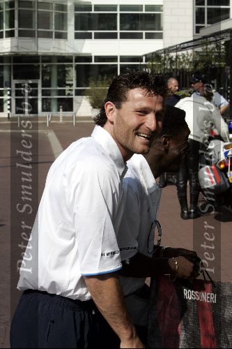 Amsterdam 8 juni 2004
Ronald Waterreus en Clarence Seedorf bij vertrek Nederlands elftal naar Portugal.