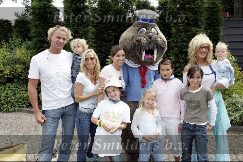 Harderwijk 28 juni 2004
Premiere show in dolfinarium. 
Mary Borsato met Silvana Borsato Wino Omtzigt en Rosanna Lima