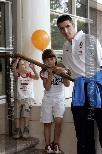Amsterdam 8 juni 2004
Roy Makaay met zoon en dochter  bij vertrek Nederlands elftal naar Portugal.