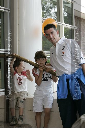 Amsterdam 8 juni 2004
Roy Makaay met zoon en dochter  bij vertrek Nederlands 11 naar Portugal.
