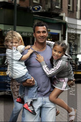 Amsterdam 27 juni 2004
Ruud Gullit met Estelle Gullit en hun kinderen Maxime en Joelle op de Cornelis Schuytstraat.