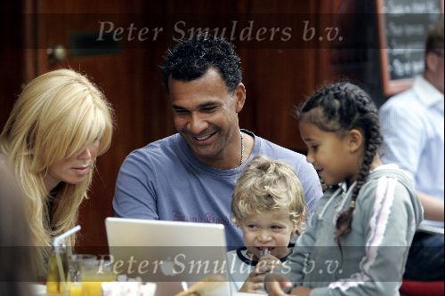 Amsterdam 27 juni 2004
Ruud Gullit met Estelle Gullit en hun kinderen Maxime en Joelle op de Cornelis Schuytstraat.