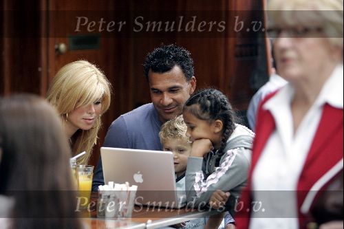 Amsterdam 27 juni 2004
Ruud Gullit met Estelle Gullit en hun kinderen Maxime en Joelle op de Cornelis Schuytstraat.