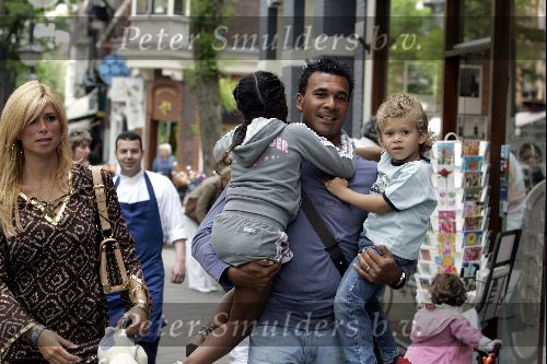 Amsterdam 27 juni 2004
Ruud Gullit met Estelle Gullit en hun kinderen Maxime en Joelle op de Cornelis Schuytstraat.