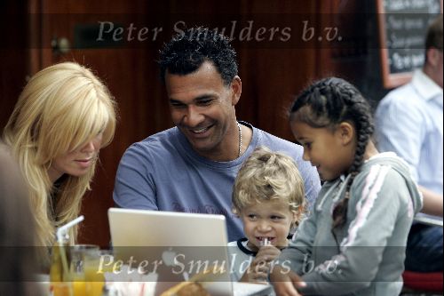 Amsterdam 27 juni 2004
Ruud Gullit met Estelle Gullit en hun kinderen Maxime en Joelle op de Cornelis Schuytstraat.