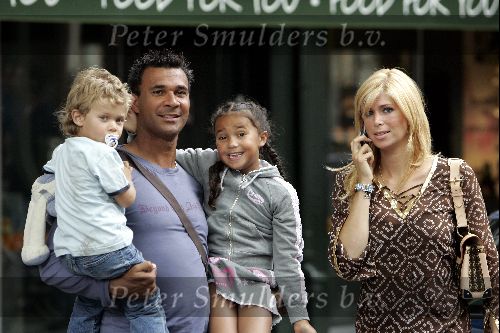 Amsterdam 27 juni 2004
Ruud Gullit met Estelle Gullit en hun kinderen Maxime en Joelle op de Cornelis Schuytstraat.