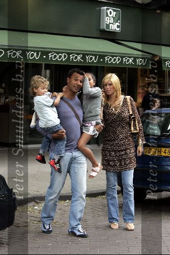 Amsterdam 27 juni 2004
Ruud Gullit met Estelle Gullit en hun kinderen Maxime en Joelle op de Cornelis Schuytstraat.