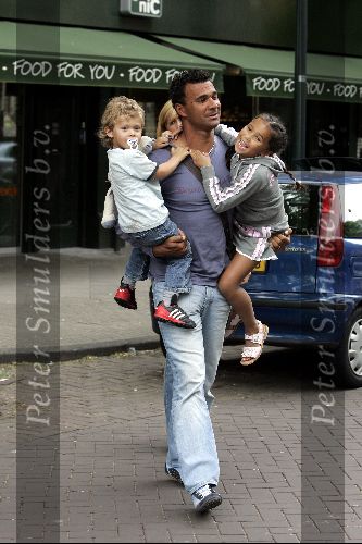 Amsterdam 27 juni 2004
Ruud Gullit met Estelle Gullit en hun kinderen Maxime en Joelle op de Cornelis Schuytstraat.