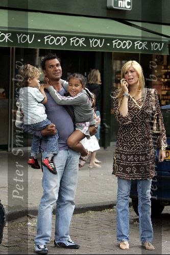 Amsterdam 27 juni 2004
Ruud Gullit met Estelle Gullit en hun kinderen Maxime en Joelle op de Cornelis Schuytstraat.