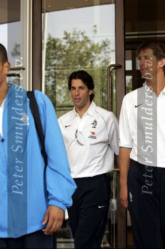 Amsterdam 8 juni 2004
Ruud v Nistelrooij bij vertrek Nederlands elftal naar Portugal.