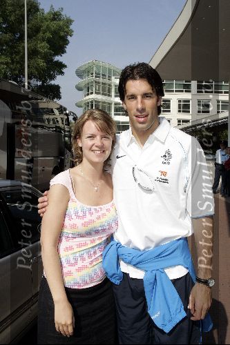Amsterdam 8 juni 2004
Ruud v Nistelrooij met zijn vriendin bij vertrek Nederlands elftal naar Portugal.
