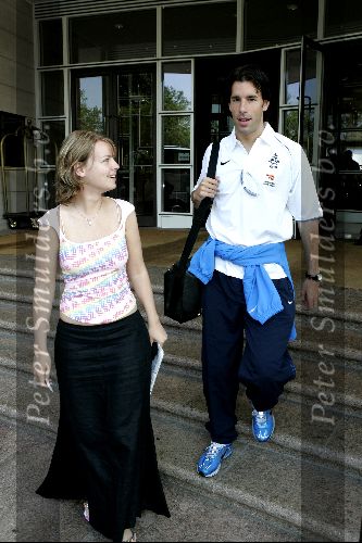 Amsterdam 8 juni 2004
Ruud v Nistelrooy met zijn vriendin bij vertrek Nederlands elftal naar Portugal.