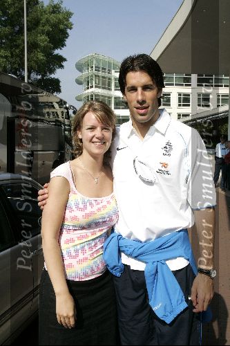 Amsterdam 8 juni 2004
Ruud v Nistelrooy met zijn vriendin bij vertrek Nederlands elftal naar Portugal.