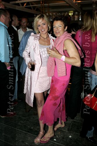 Bloemendaal 2 juni 2004
Feestje Jacky bij strandtent Vroeger.
Suze Mens en Suze Mens Jr.
