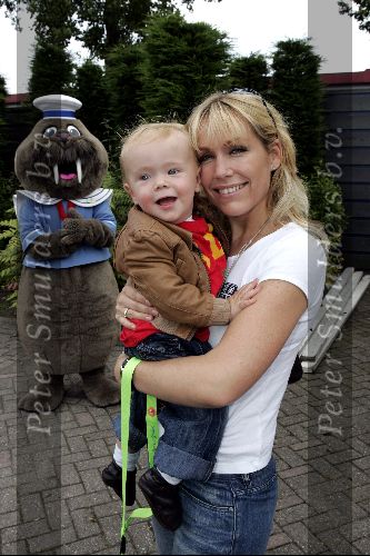 Harderwijk 28 juni 2004
Premiere show in dolfinarium.
Tanja Jess met zoontje