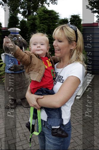 Harderwijk 28 juni 2004
Premiere show in dolfinarium.
Tanja Jess met zoontje