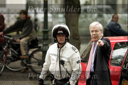 Den Haag 4 juni 2004
Tjeenk Willink met politieagent in Den Haag.
