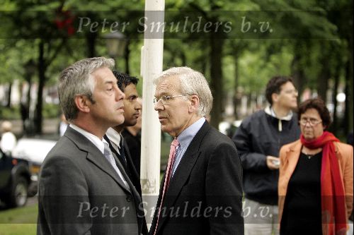 Den Haag 4 juni 2004
Tjeenk Willink met politieagent in Den Haag.