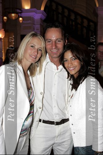 Amsterdam 11 juli 2004
Michael Lingg met Anouk Voorveld en Touriya bij de show van Wolford.