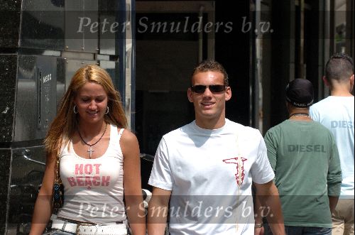 Amsterdam 7 juni 2004
Wesley Sneijder met vriendin op PC Hooftstraat