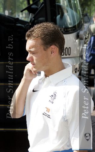 Amsterdam 8 juni 2004
Wesley Sneijder met gsm bij vertrek Nederlands elftal naar Portugal.