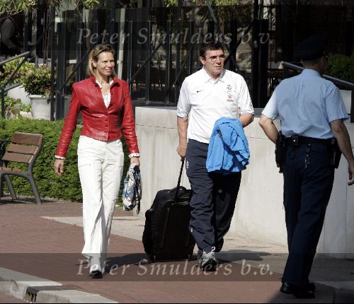 Amsterdam 8 juni 2004
Wim v Hanegem met vrouw Marianne bij vertrek Nederlands elftal naar Portugal.