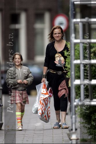 Amsterdam 11 juni 2004
Xandra Brood met dochtertje boodschappen doen.
