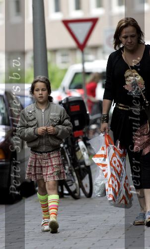 Amsterdam 11 juni 2004
Xandra Brood boodschappen doen met dochter.