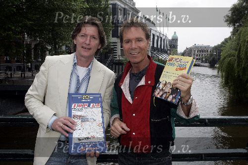 Amsterdam 10 juni 2005
Cliff Richard met erik de zwart met top 40 boek