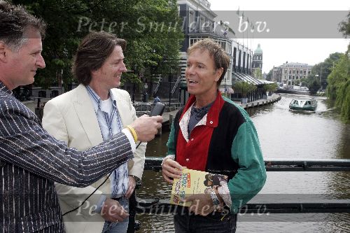 Amsterdam 10 juni 2005
Cliff Richard met erik de zwart met top 40 boek