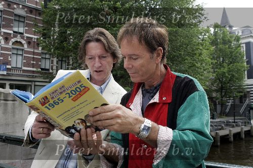 Amsterdam 10 juni 2005
Cliff Richard met erik de zwart met top 40 boek