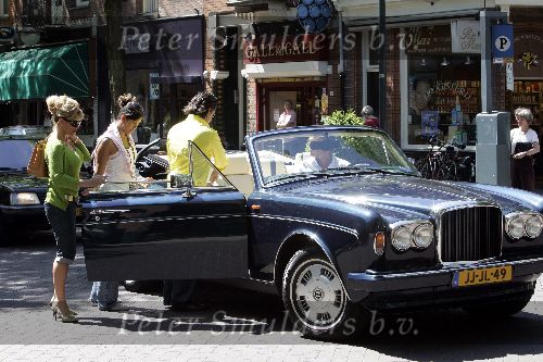 Amsterdam 18 juni 2005
Connie Breukhoven met Marvin Shanne en Edwin in Bentley Cabrio op de cornelis schuytstraat