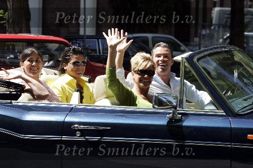Amsterdam 18 juni 2005
Connie Breukhoven met Marvin Shanne en Edwin in Bentley Cabrio op de cornelis schuytstraat