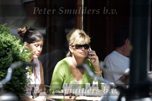 Amsterdam 18 juni 2005
Connie Breukhoven met  Shanne en  gsm op de cornelis schuytstraat
